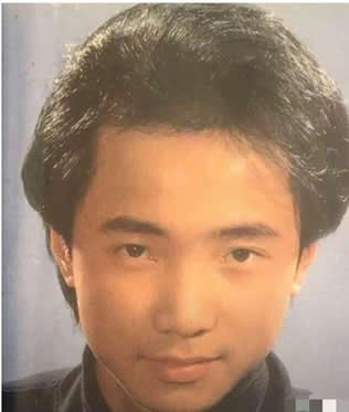 光头徐峥晒浓发旧照 自曝曾是专业发模