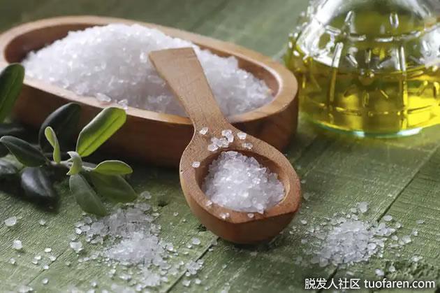 用海盐处理油腻的头发