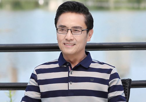 背头成功男士的标志 50岁以上中老年人男士梳背头成熟稳重有格调