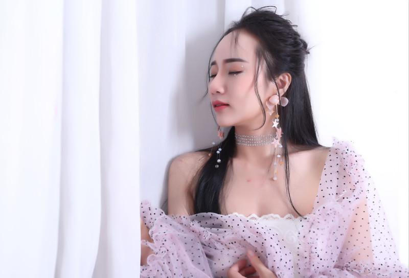 发际线高如何解决？她不做大脑门美人只要精致小脸